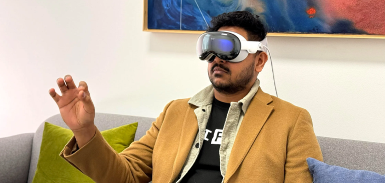 Apple Vision Pro, uma pessoa esta com estes oculos nos olhos, sentado no sofa.