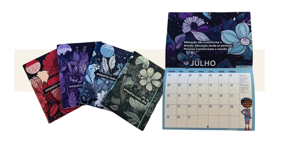 A imagem mostra um calendário e alguns cadernos com um tema de empatia.À esquerda, há quatro cadernos empilhados parcialmente, cada um com uma capa decorada com ilustrações de flores e elementos naturais, cada um em uma cor diferente: vermelho, roxo, azul e verde. Cada capa tem o texto "empatia todo dia" escrito no centro. À direita, há uma página de um calendário aberto no mês de julho. A parte superior da página é decorada com uma ilustração de flores grandes e coloridas em tons de roxo, azul e branco sobre um fundo escuro. Acima das flores, há uma citação de Paulo Freire que diz: "Educação não transforma o mundo. Educação muda as pessoas. Pessoas transformam o mundo." Abaixo da ilustração, está escrito "JULHO" em letras grandes e brancas. A parte inferior do calendário mostra a grade mensal com os dias da semana e números dos dias. No canto inferior direito, há um desenho de uma criança vestindo um uniforme escolar listrado em vermelho e azul, usando óculos e sorrindo. A imagem combina elementos artísticos e educativos, destacando a importância da empatia e da educação.